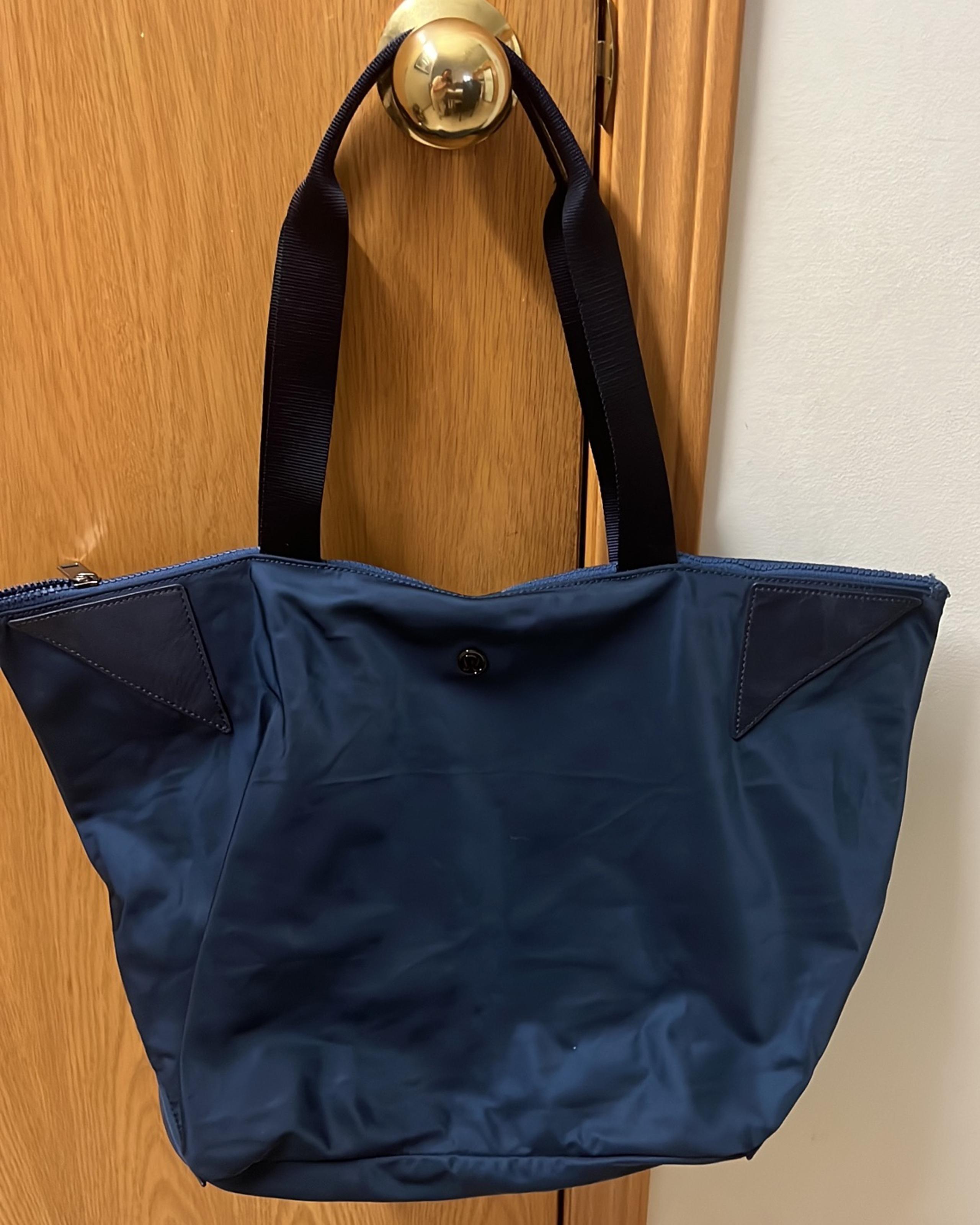 LULULEMON Acute Tote in Mineral Blue/Midnight Navy