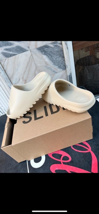 Size 9 Yeezy slide Onyx Comfortable slippers