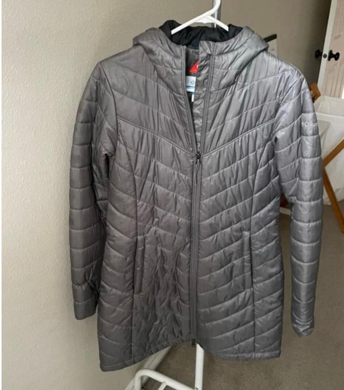 Jacket Long Columbia Puffer in Gray it has an inner pocket 55.00