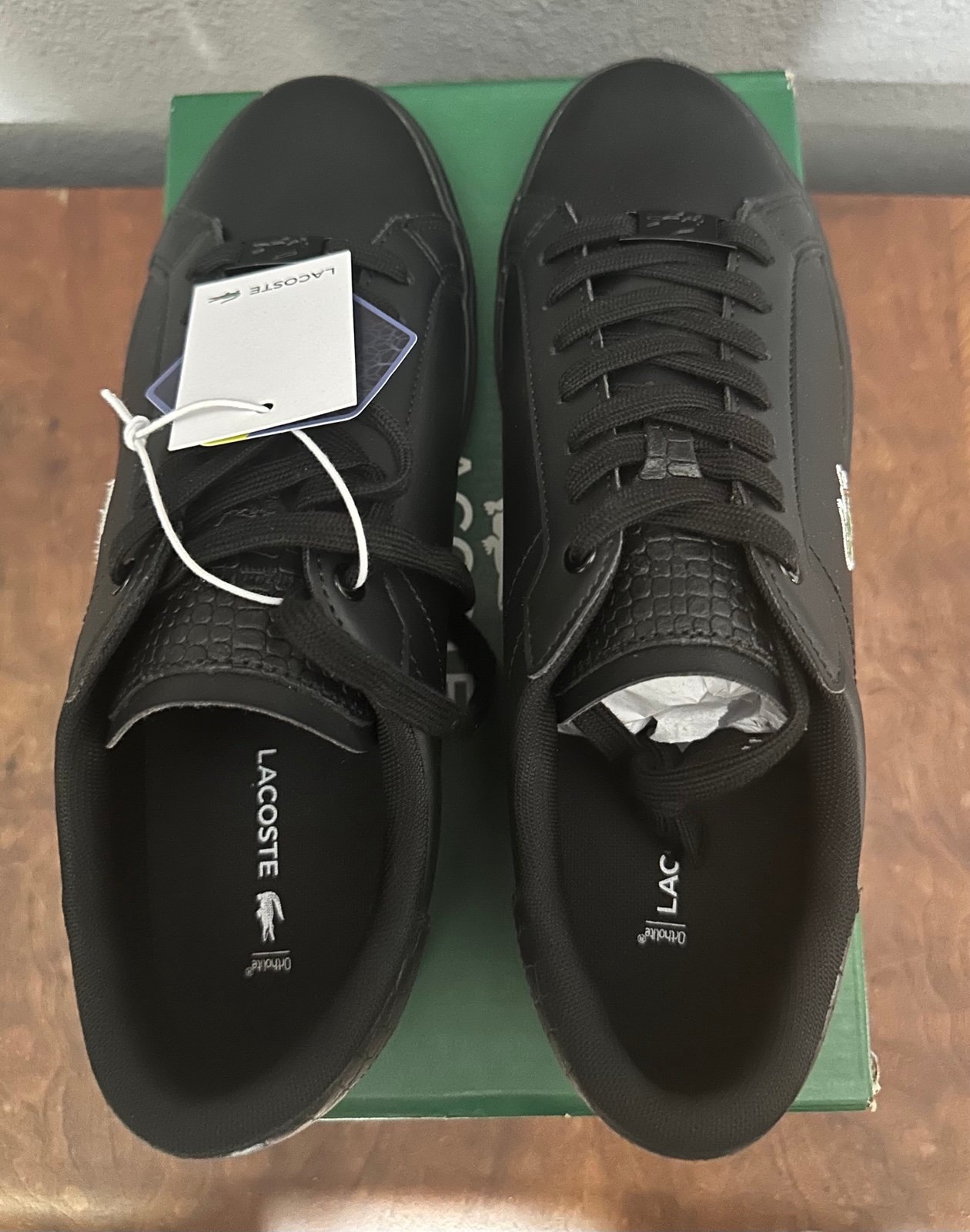 Lacoste women’s 9.5 power court black leather shoe- new