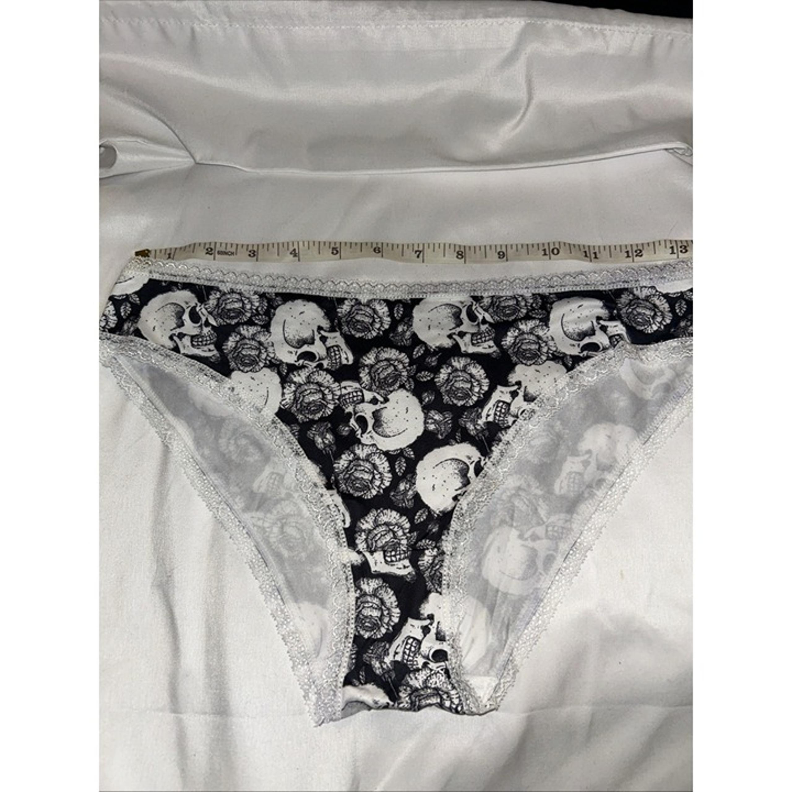 Morvia 1pc White lace trim goth Skater Emo panties M Black Gray Skull & Flowers
