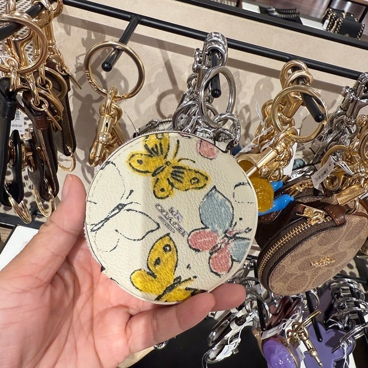 ショルダーバッグ・ポシェット COACH Circular Coin Pouch With Butterfly Print   CAO48 Coach CAO48 Circular Coin Pouch With Butterfly Print