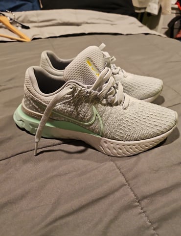 Nike REACT INFINITY FLYKNIT SIZE 8 NEW NEVER USED
