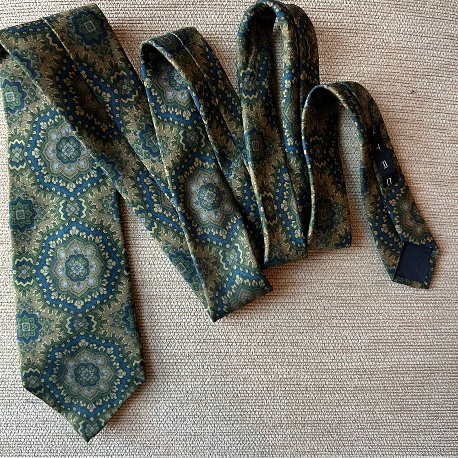 ETRO Designer Silk tie Hand made in Italy in green with blue abstract