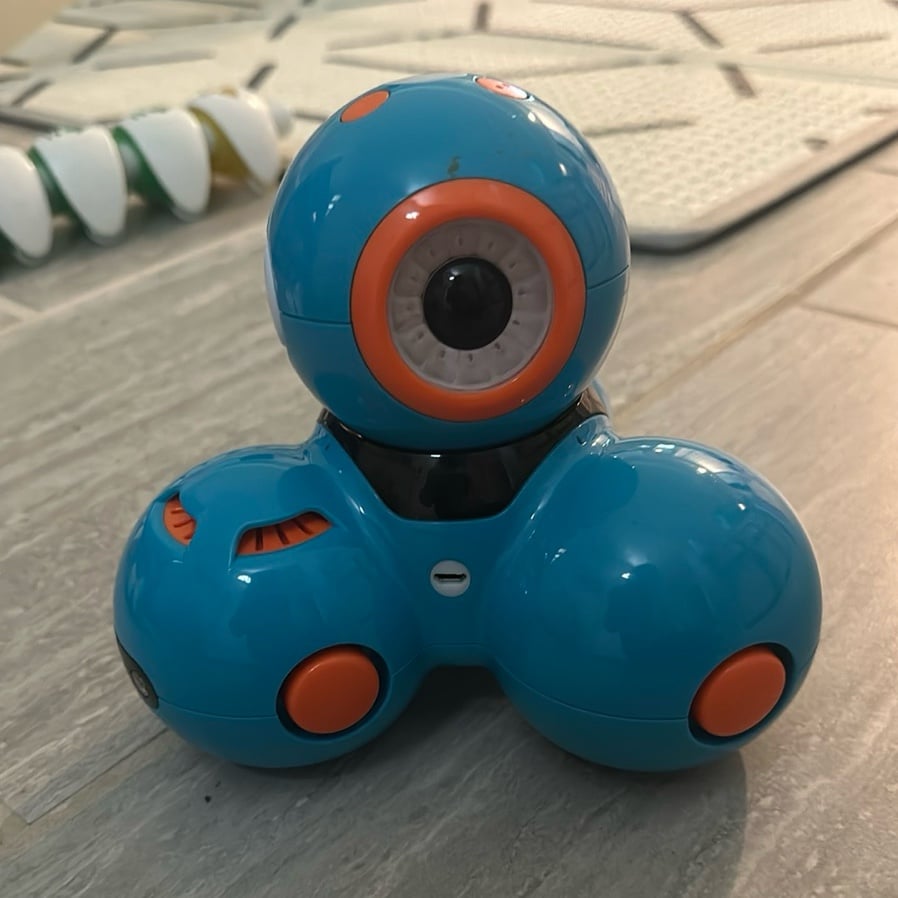DASH ROBOT coding toy