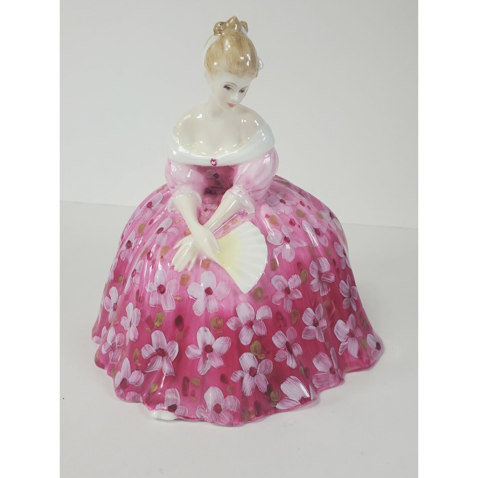 FIGURINE VICTORIA ROYAL DOULTON LADY SEATED BEAUTY PINK FLORAL CHINTZ GOWN