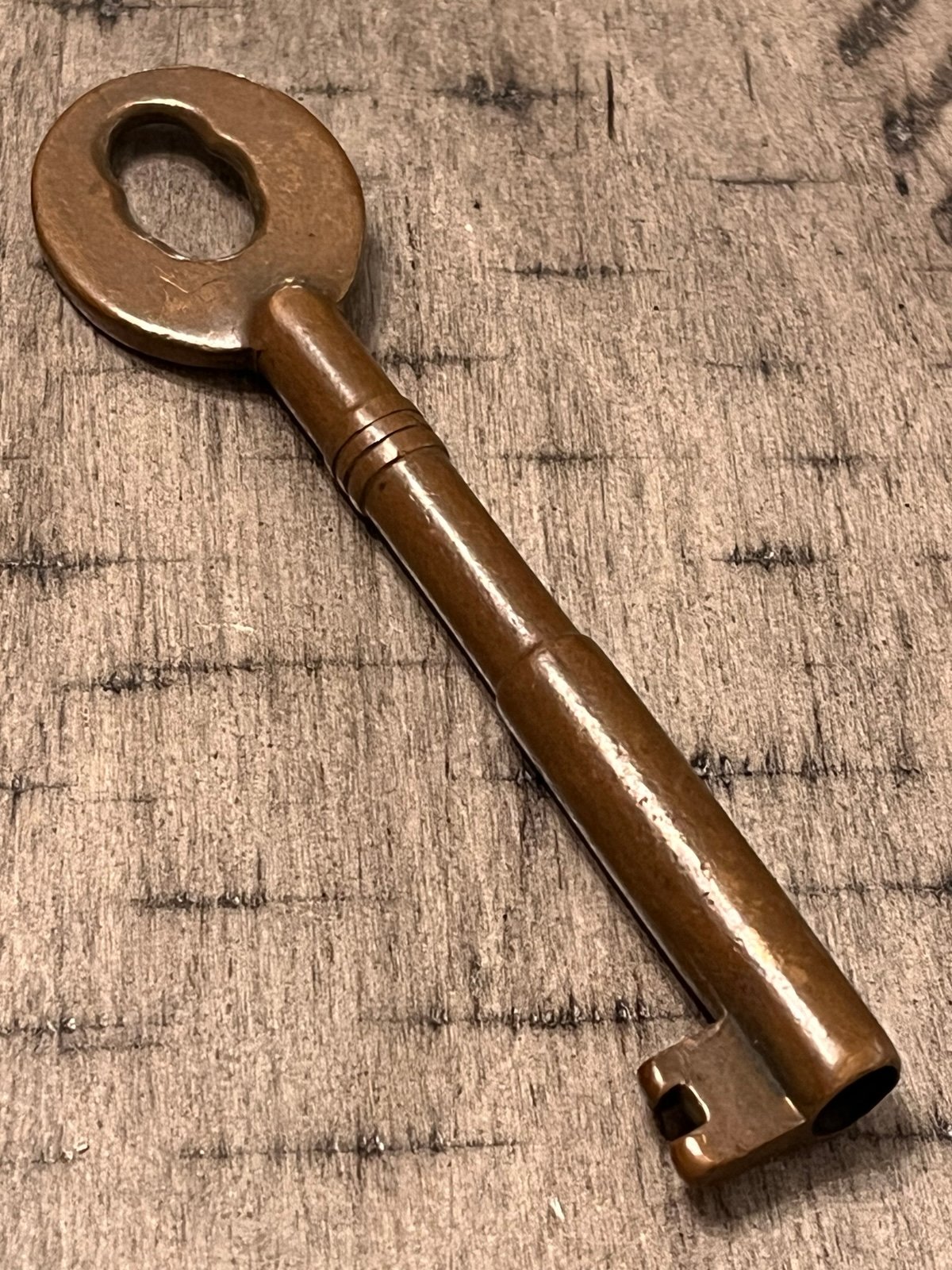 RARE format bow antique bronzed brass hollow barrel skeleton key 032625aB@ZCD