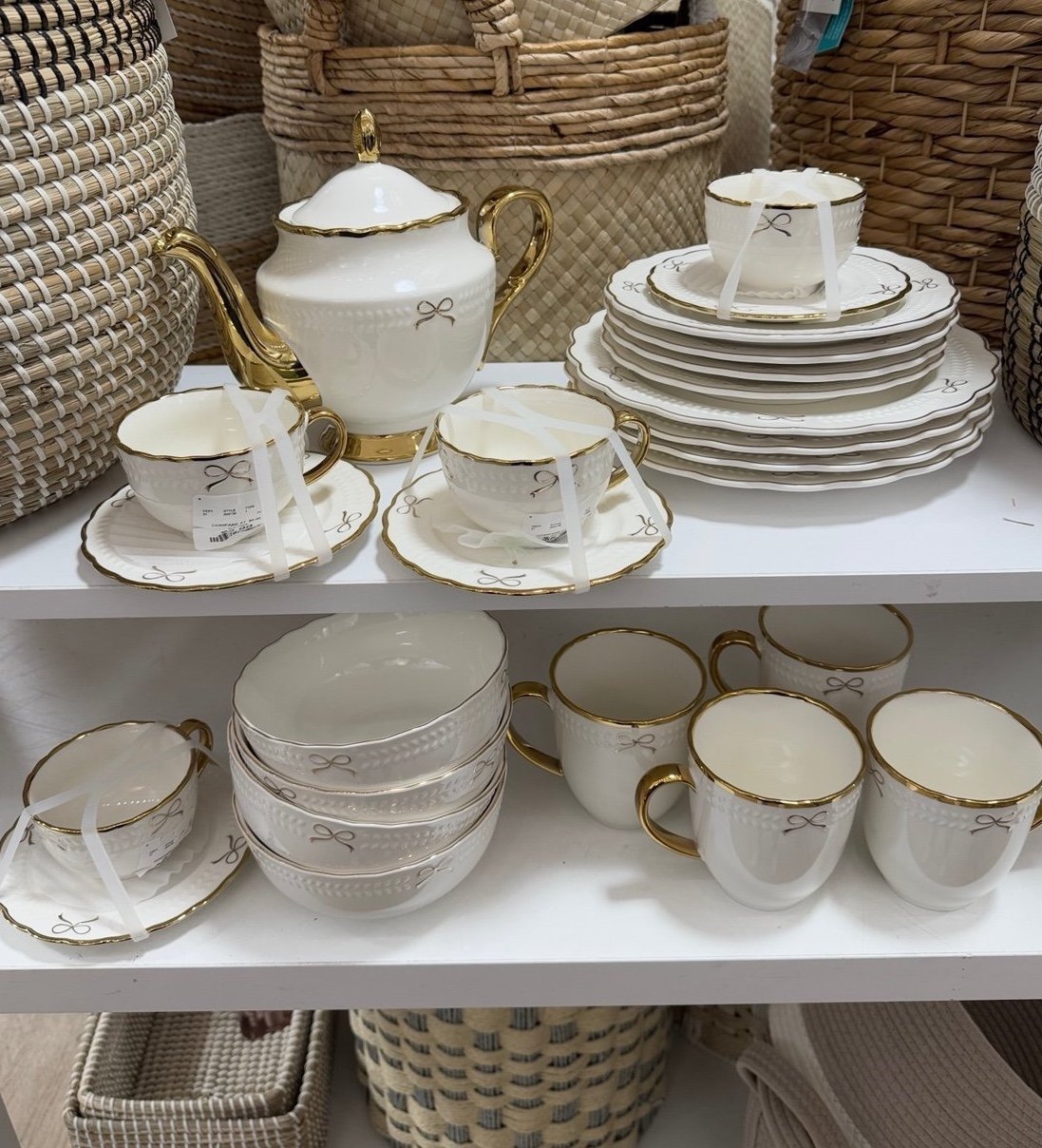 Croquette gold bow tea set