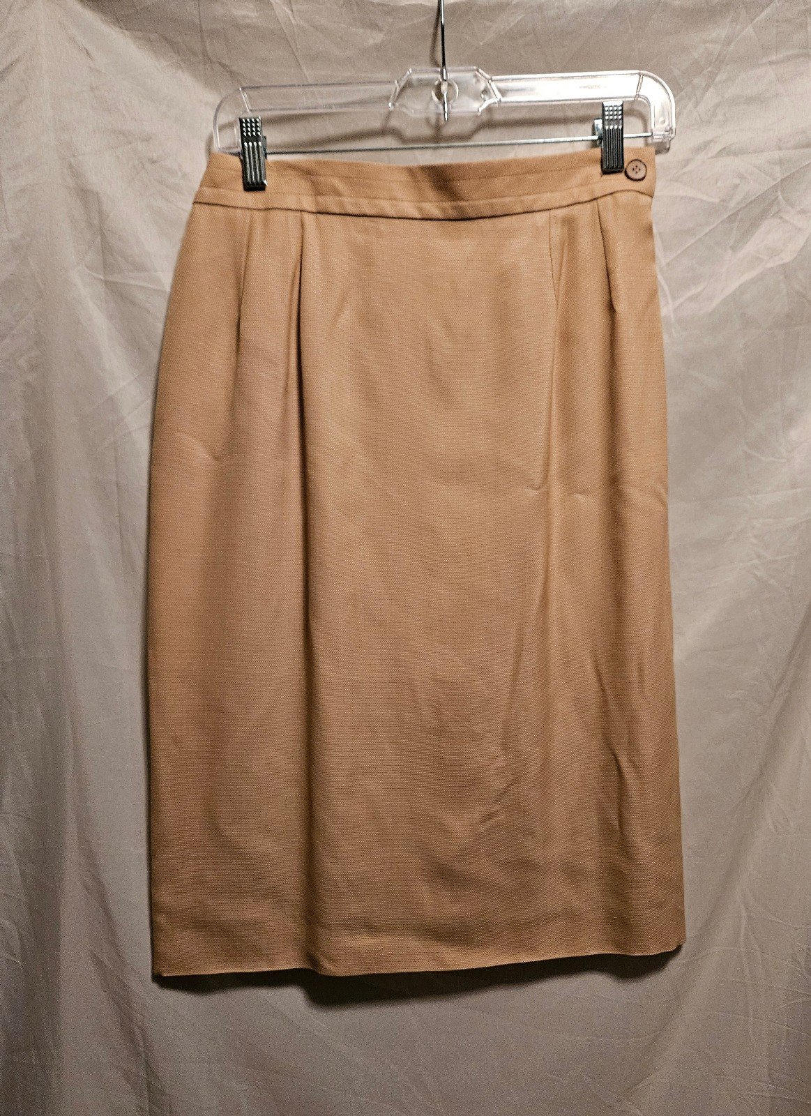 Yves Saint Laurent Knee Length Pencil Skirt Silk Blend Size 8, Beige/Cream.