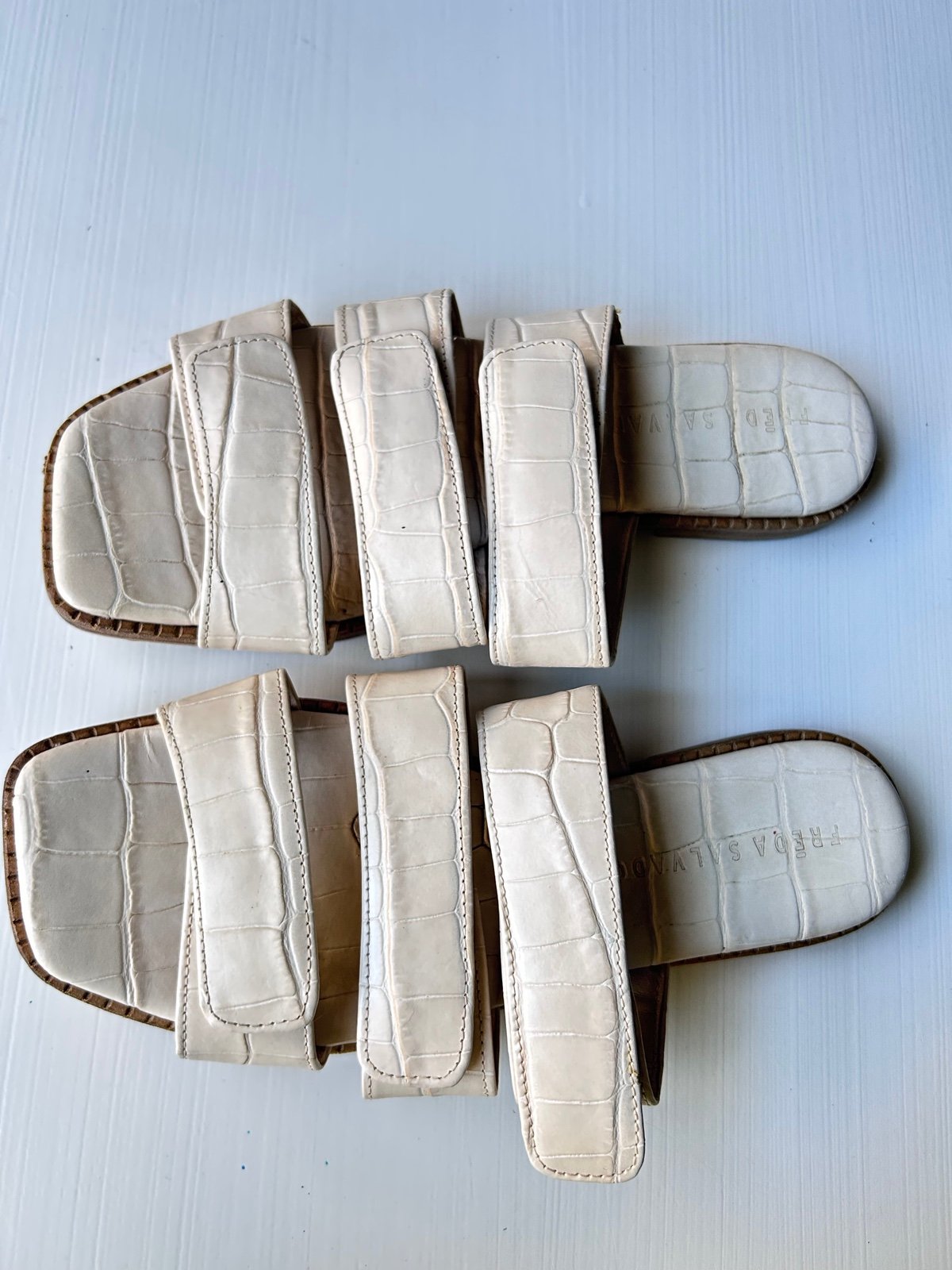 Freda Salvador : Ivory Croc Embossed Leather Slide Straps Flat Sandals Sz 7