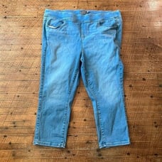 Torrid light wash pull on stretchy 2x super soft cropped jeggings
