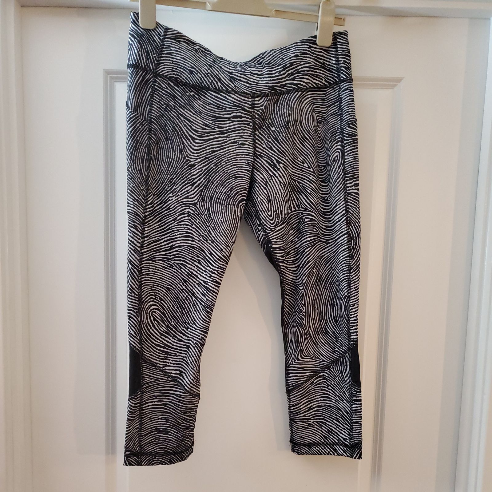 Lululemon pace rival cropped leggings SEAWHEEZE Black/White Stripe Sz 10. With 2