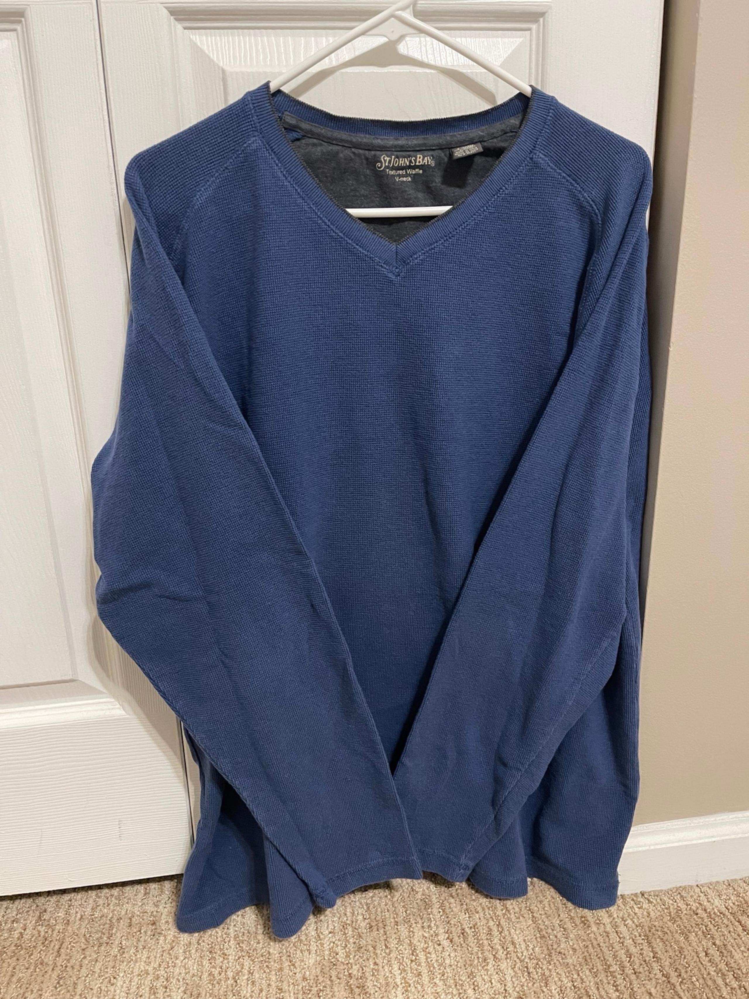 ST John’s Bay Men’s XL V Neck Shirt