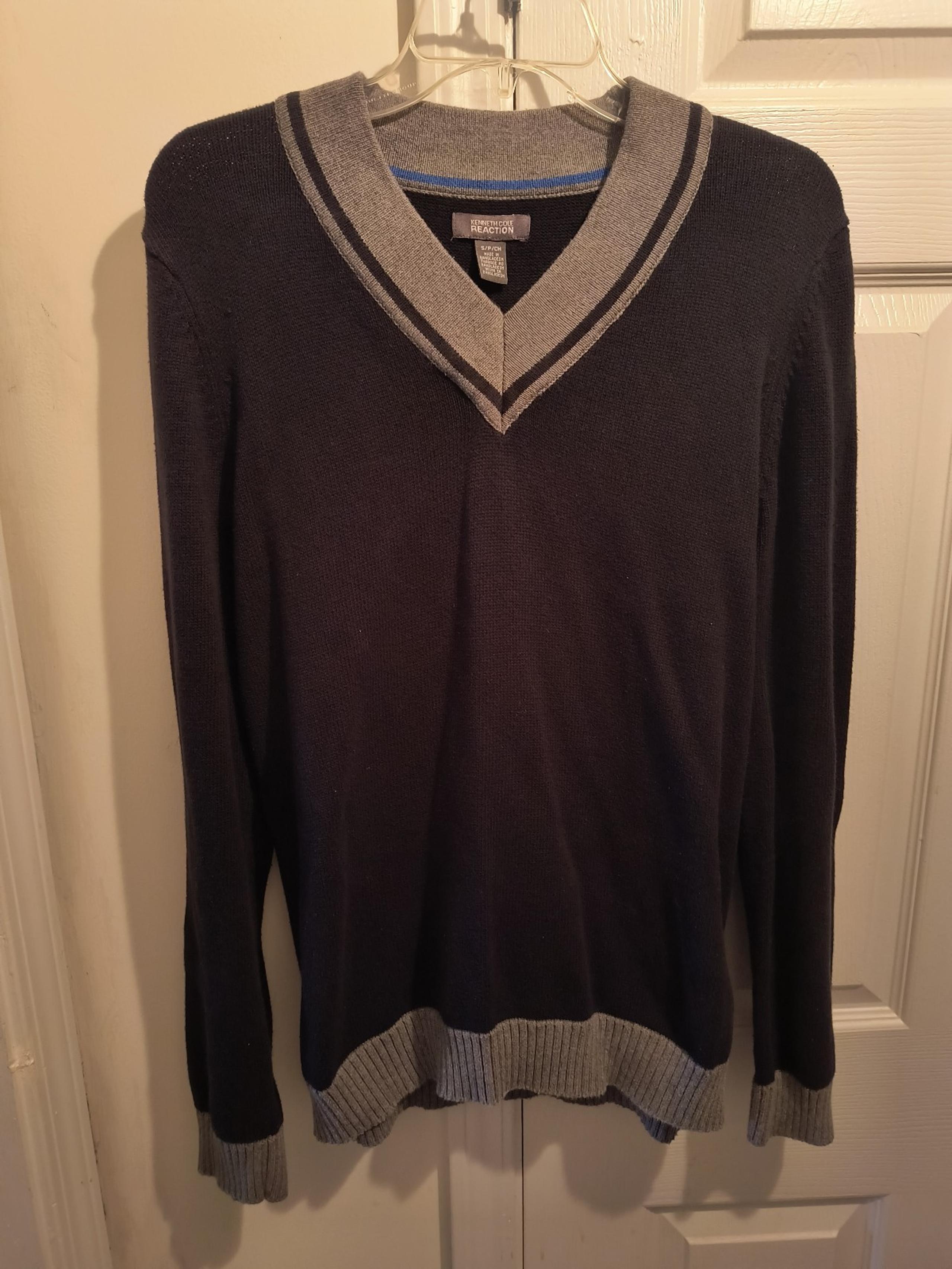 Kenneth Cole reaction Black V-neck Sweater. Men's size Large.