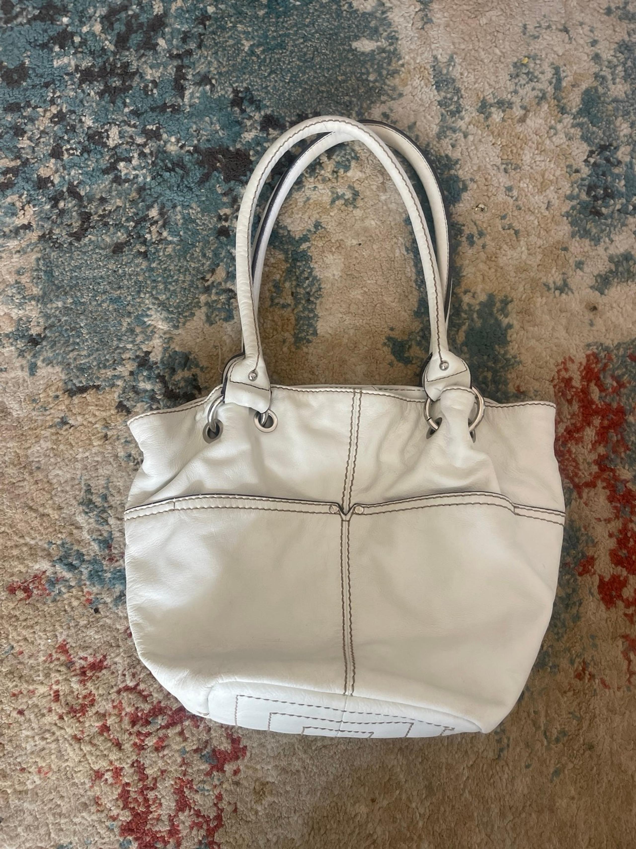 Clark’s vintage white pebbled bucket shoulder bag soft leather