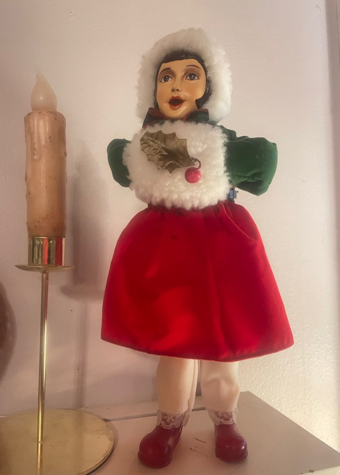 Brinns collectible caroler figurine