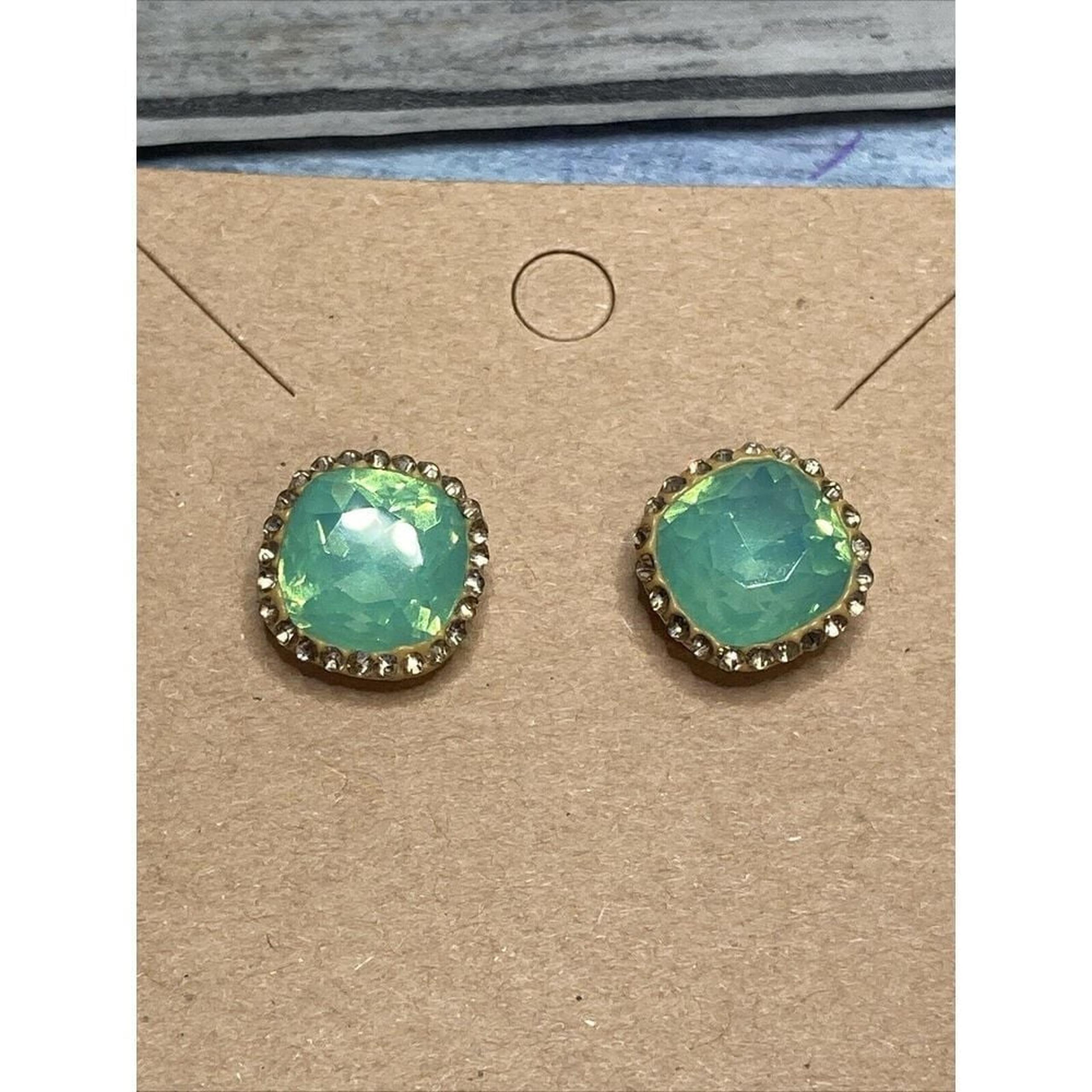 Green Acrylic Stone Stud Post Earrings Halo NWOT Gold Tone