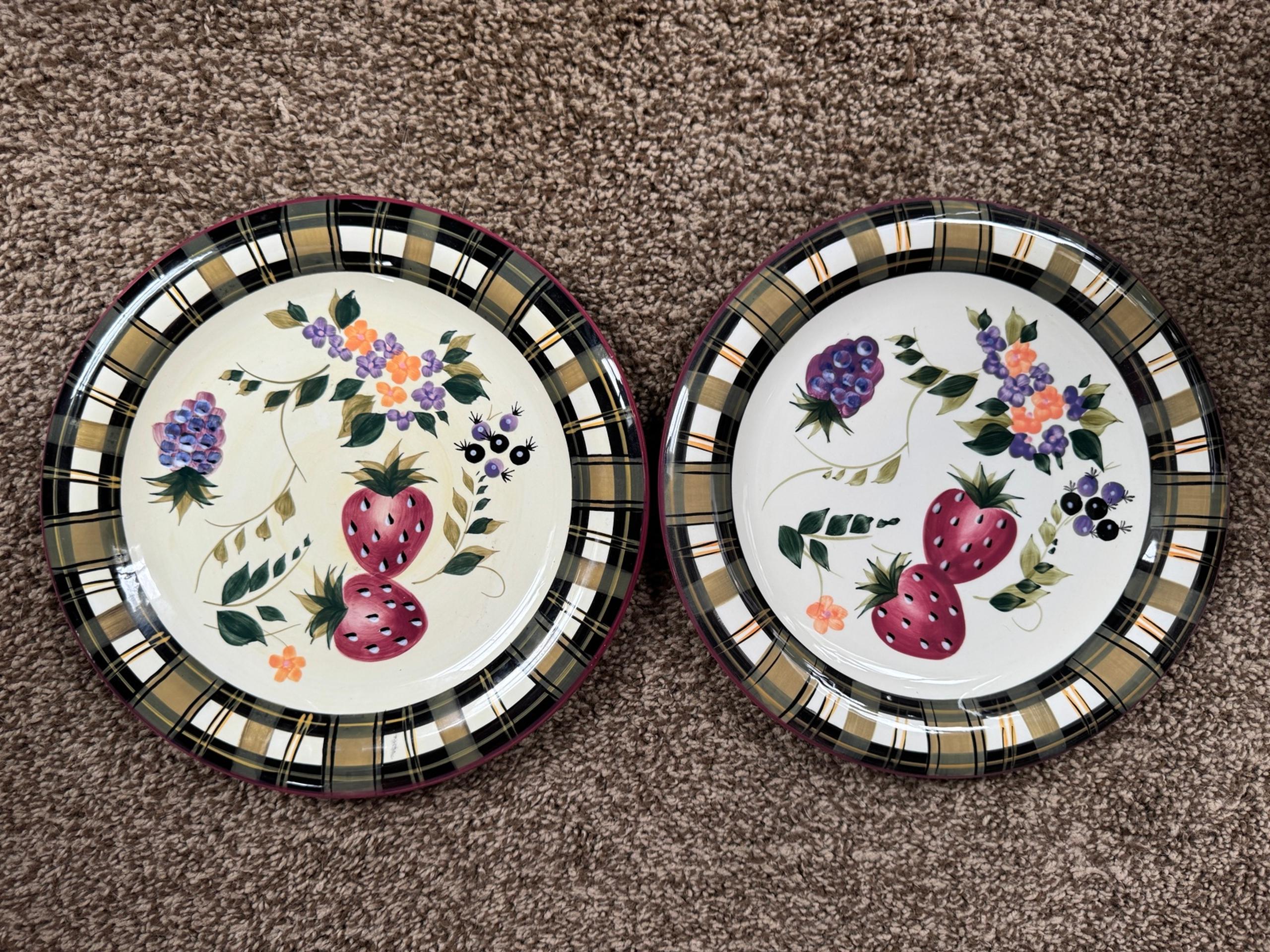 Strawberry Patch Set of 2 Dinner Plates - Oneida