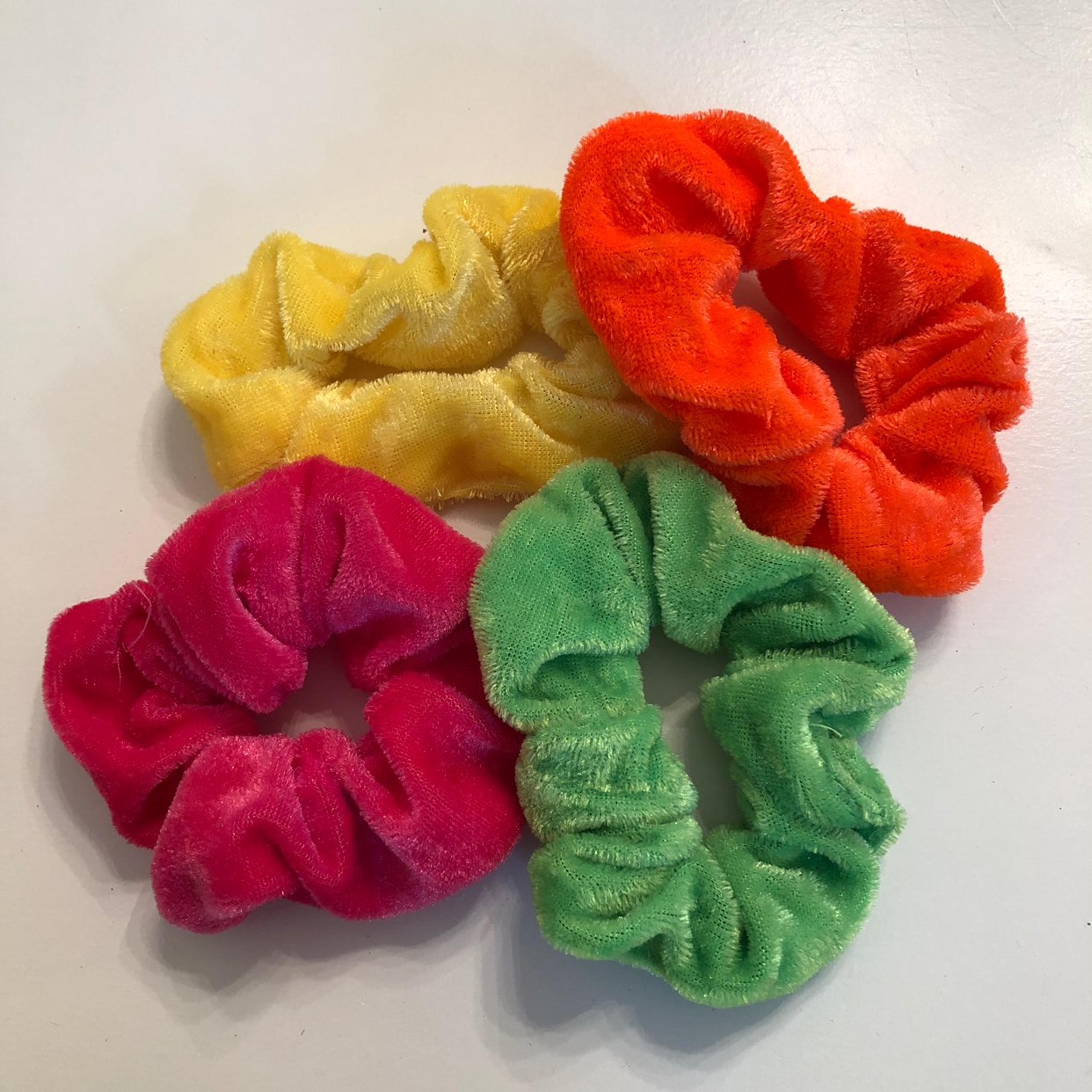VSCO GIRL 4 VELVET NEON SCRUNCHIES SET