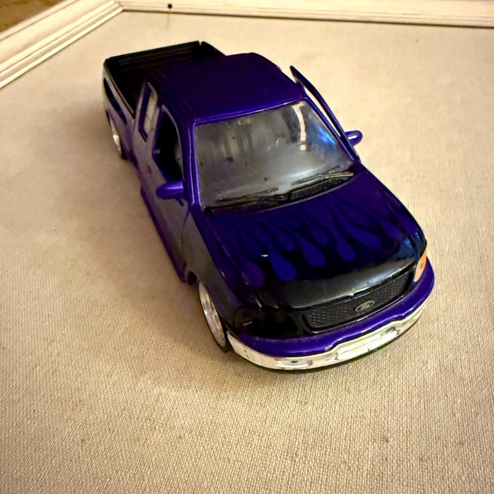 FORD F-150 FLARESIDE SUPERCAB PICK UP 1999 PURPLE W/BLACK FLAMES 1:24