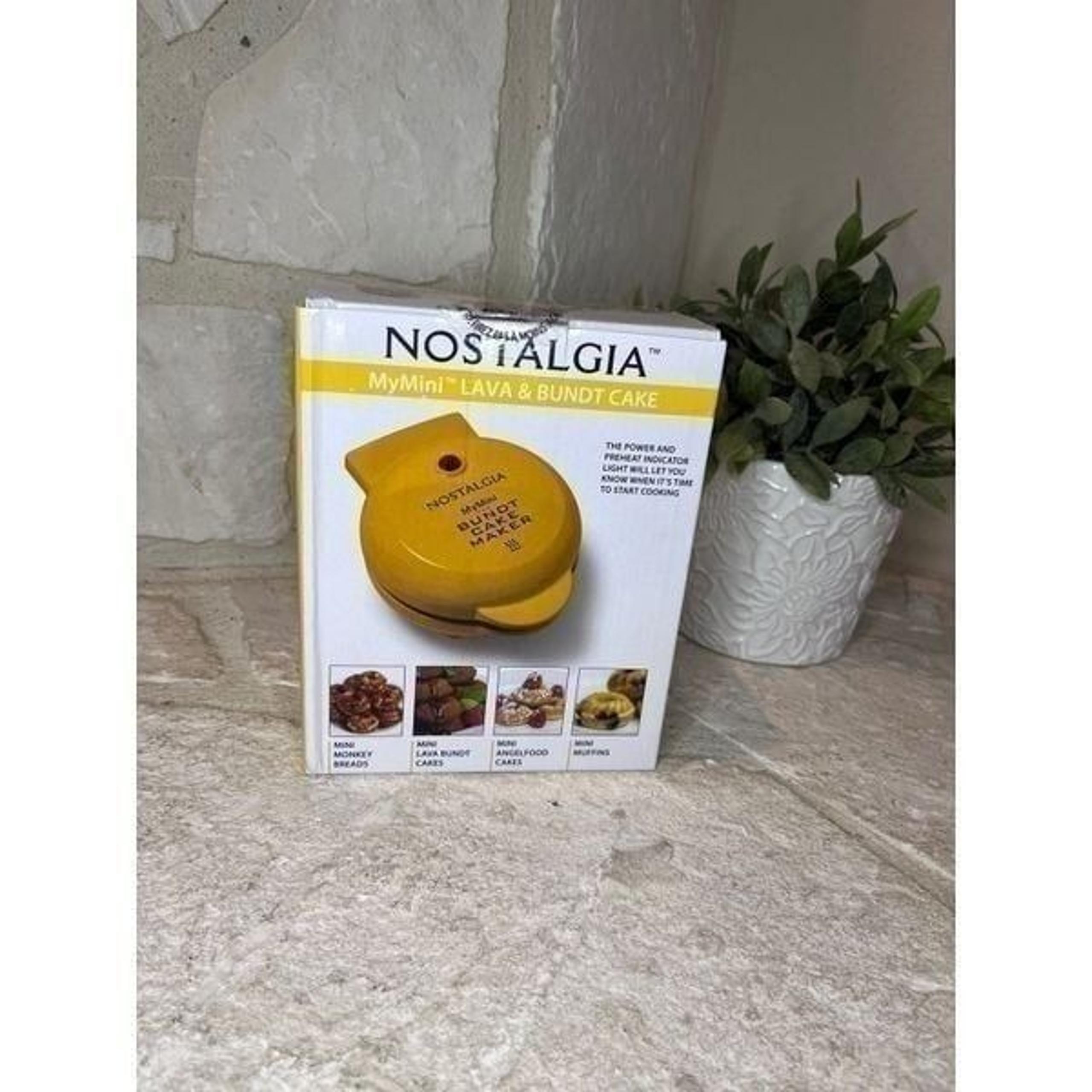 Nostalgia My mini lava bundt cake maker yellow