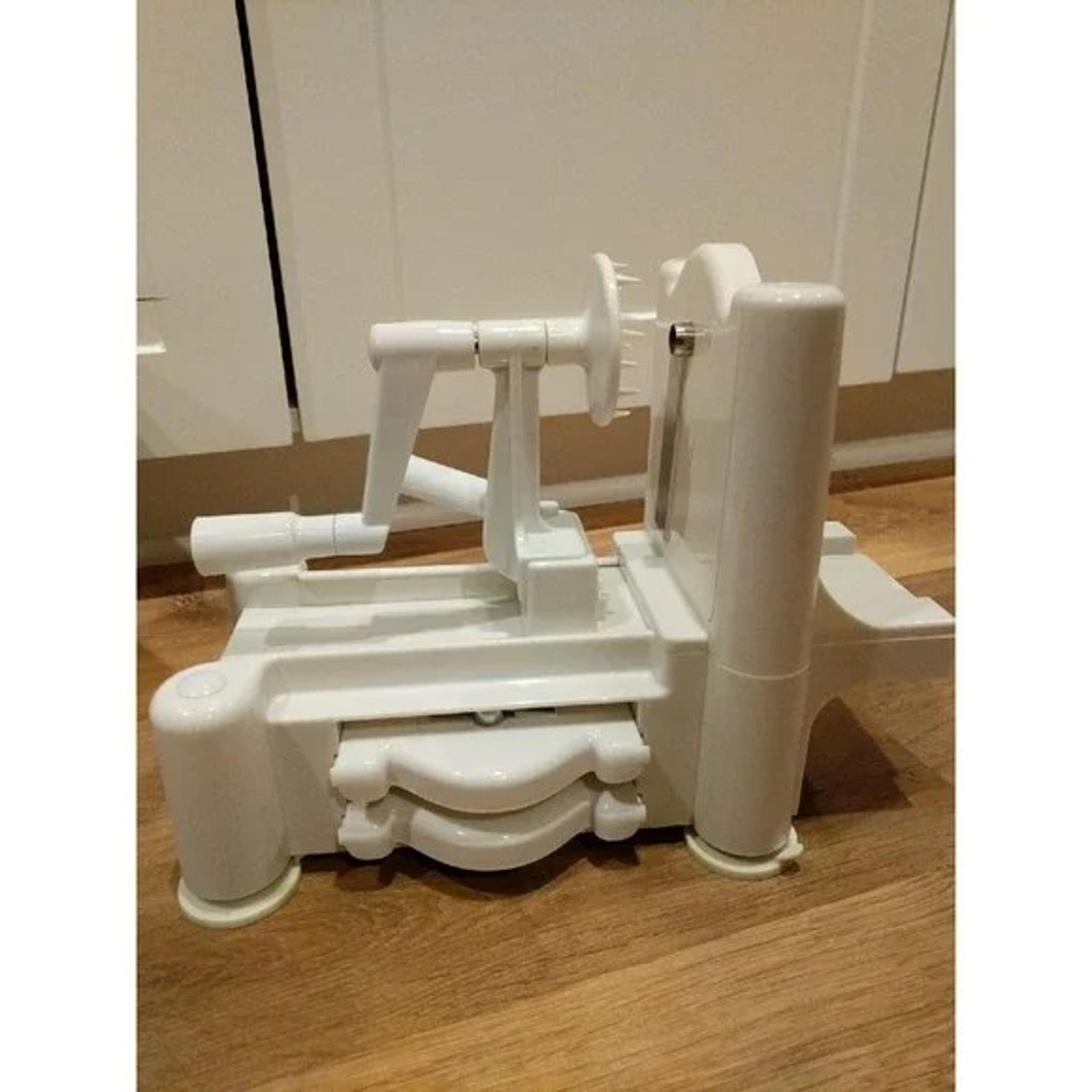 Like new in box Vegetable spiralizer in excellent condition