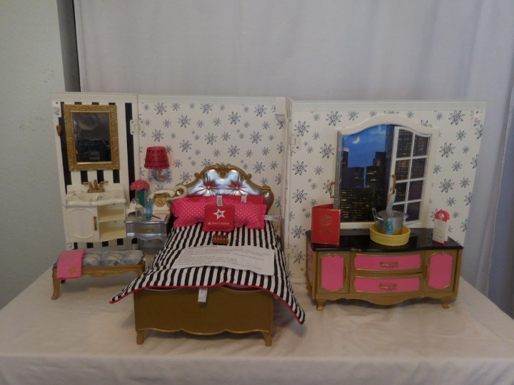 American girl doll Grand Hotel with Bedroom Bathroom Vanity Phone + Accessories