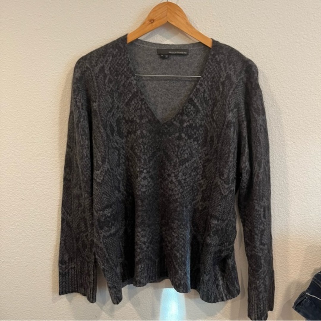 360 Cashmere gray reptile print V-neck sweater size medium
