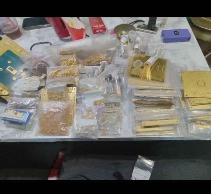1 kilo of gold pins and other gold scrap for refining