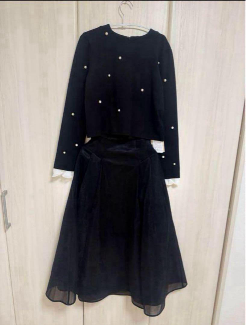 Brand new Apuweiser-riche black pearl-embellished set-up.