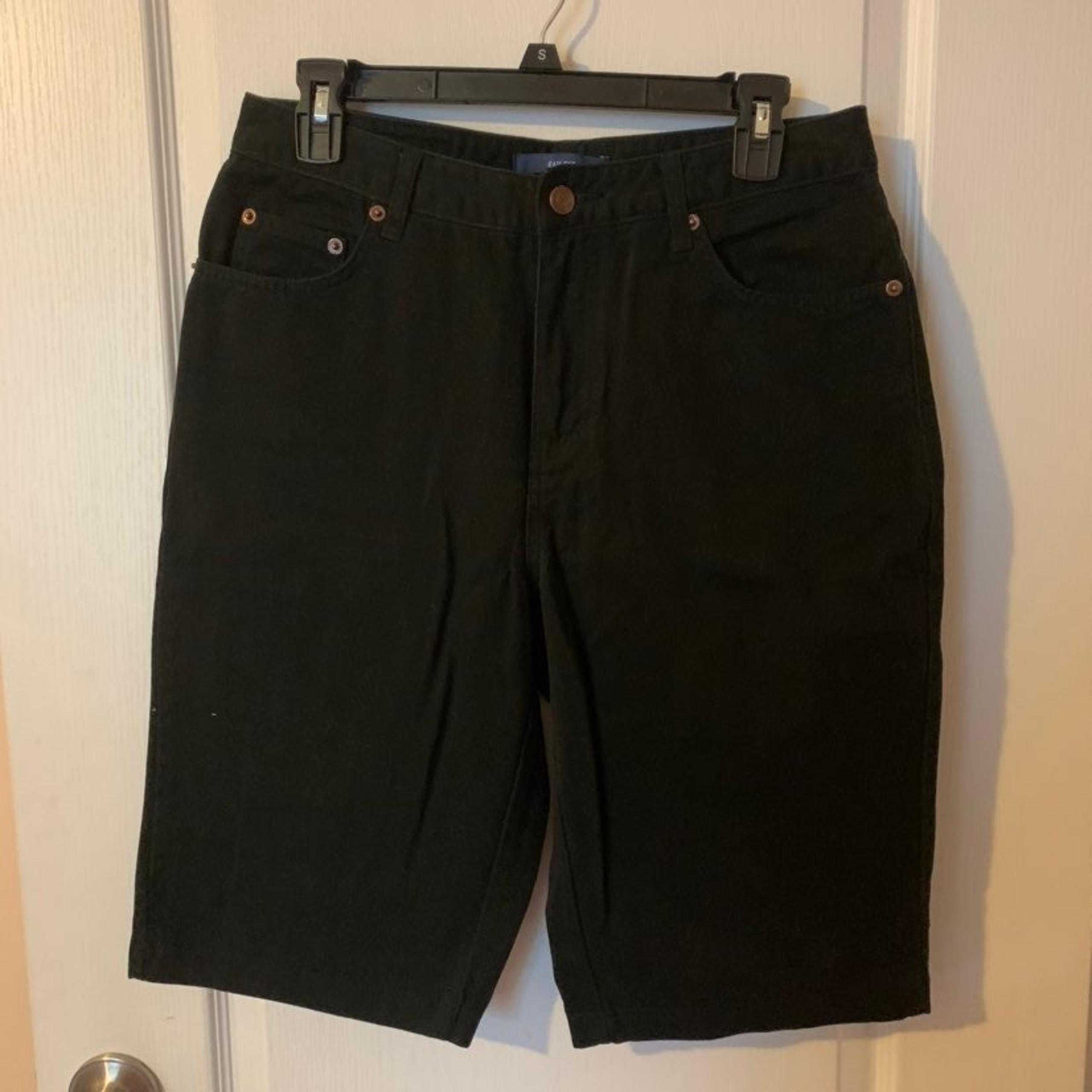 Easy fit black cropped capri pants