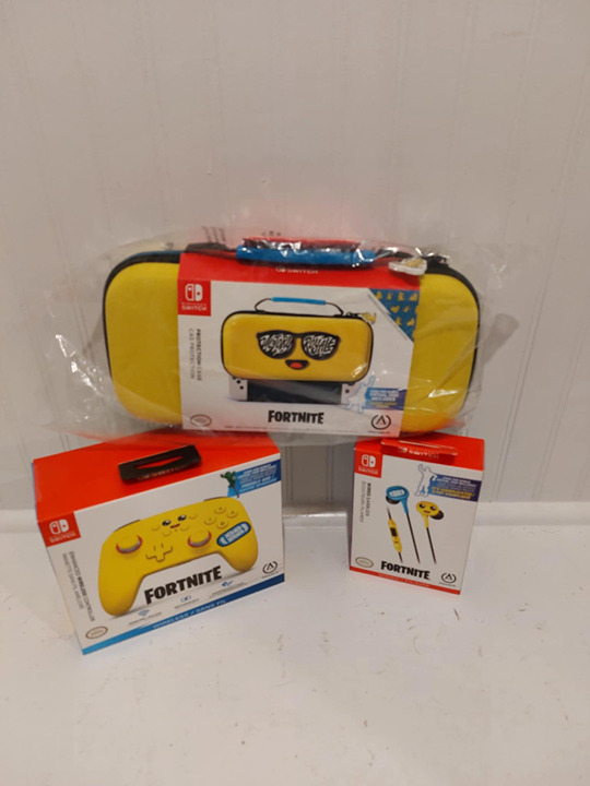 PowerA Fortnite Peely Bundle