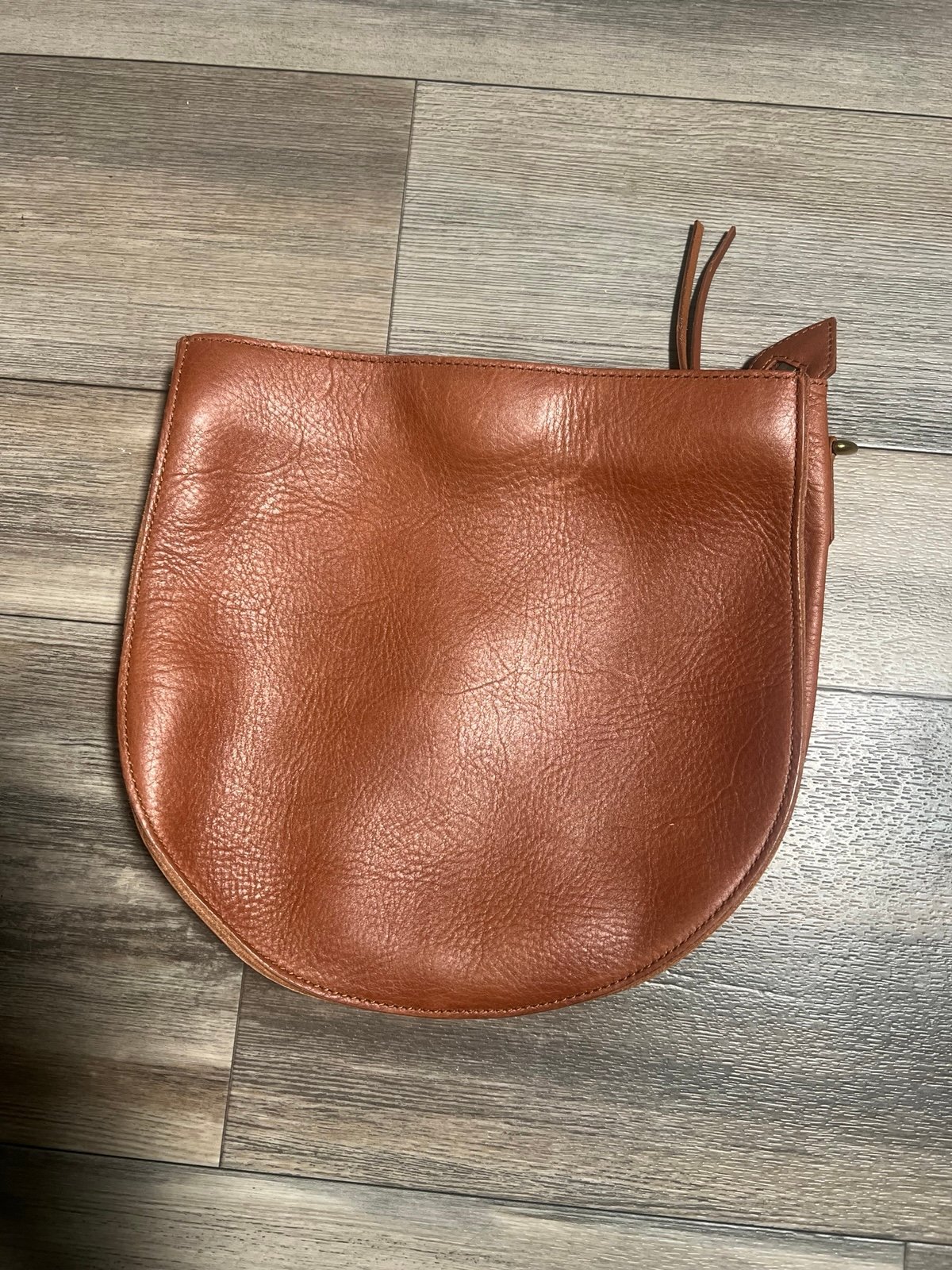 Madewell Leather pouch- Magnetic Closure
