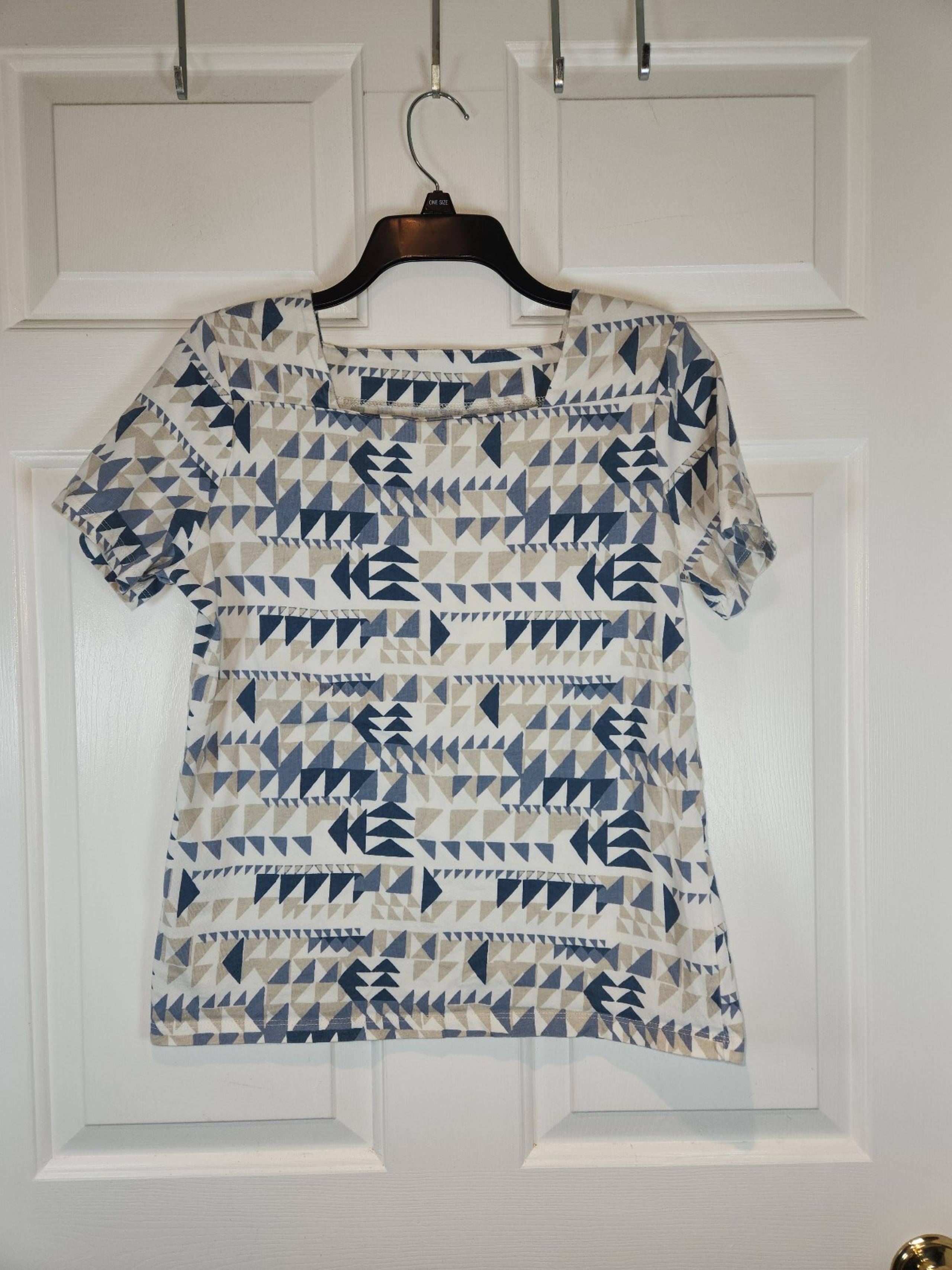 Women's sz PS Tan Blue White Patterned Short Sleeved  T Shirt Coral Bay
