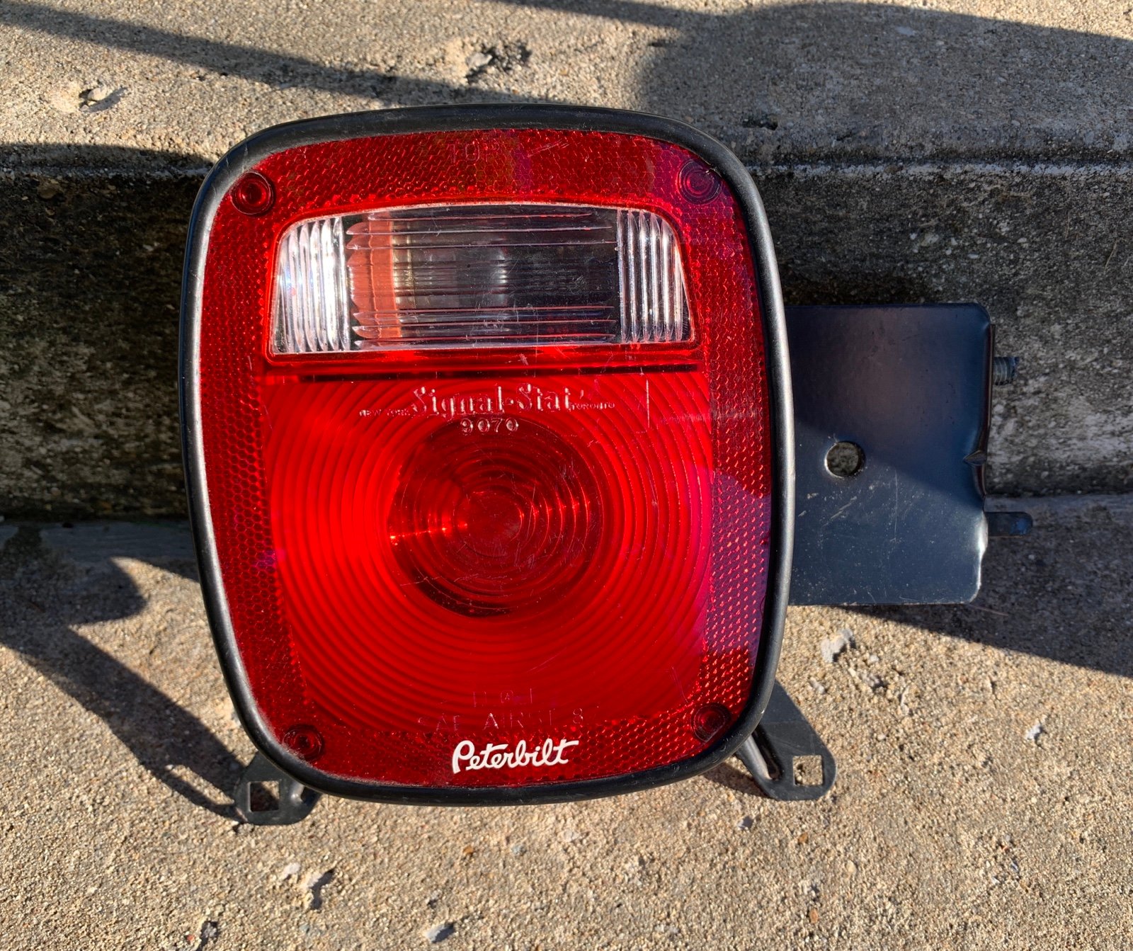 Signal-Stat 9070 Rear Reverse Brake Light 5010 Ser. Lamp Peterbilt Truck Light