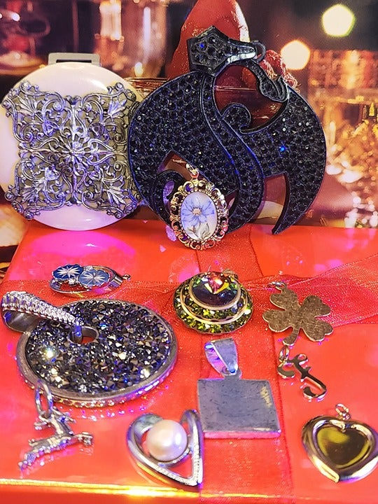 #1447, LOT OF VINTAGE PENDANTS, VICTORIA, CRYSTAL, PEARL