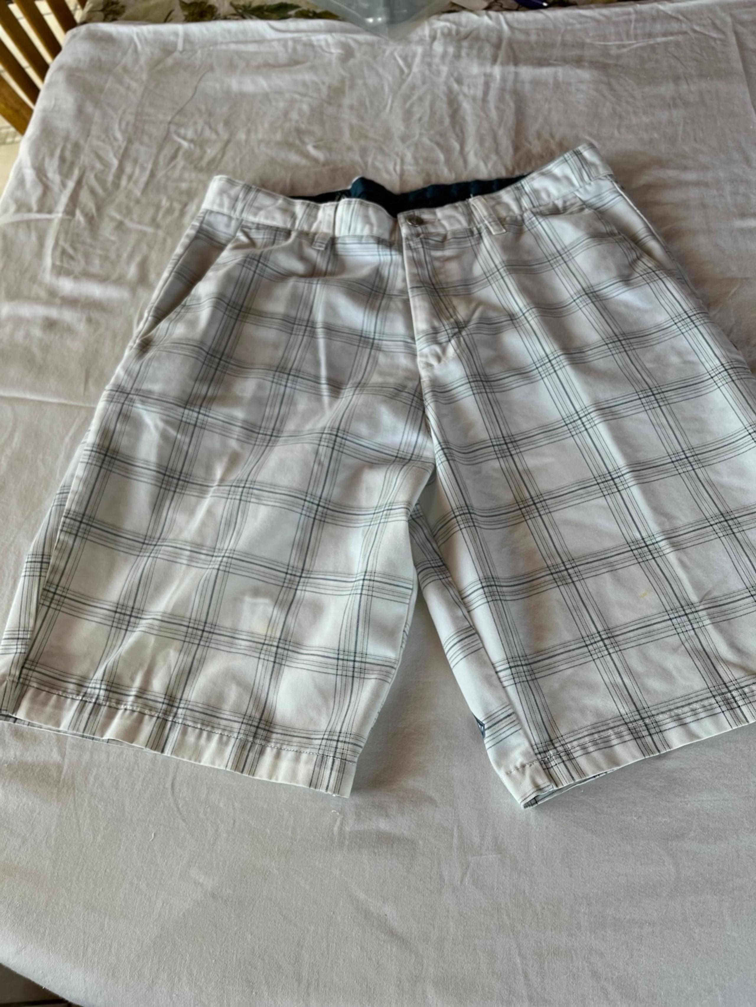 Shorts men’s white plaid Volcom casual shorts size 34