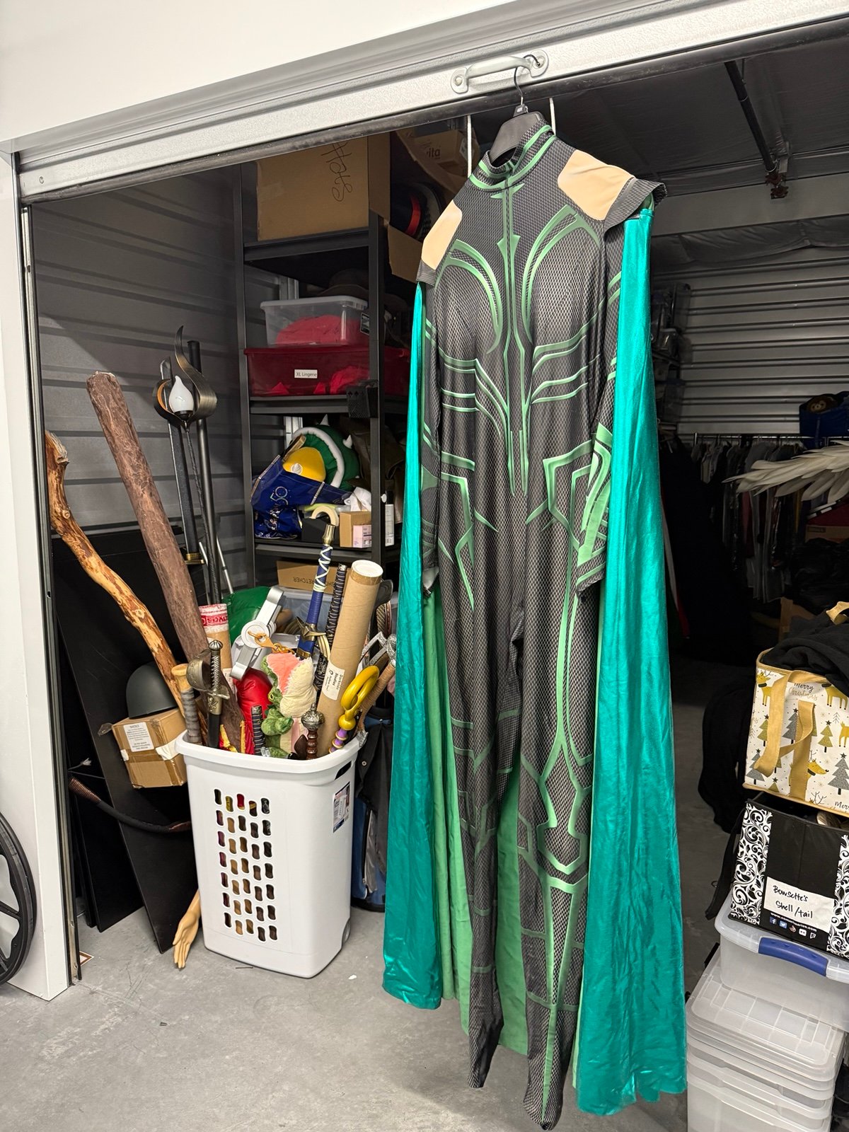 Full Hela cosplay with detachable cape