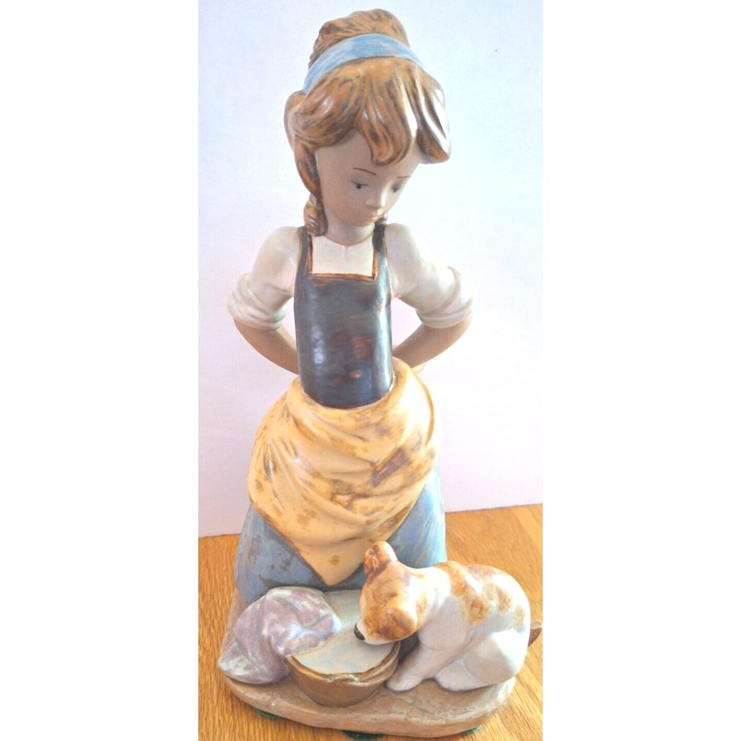 Lladro #2096 KITCHEN MAID WITH DOG Figurine Gres Finish Hand Made Spain Retired