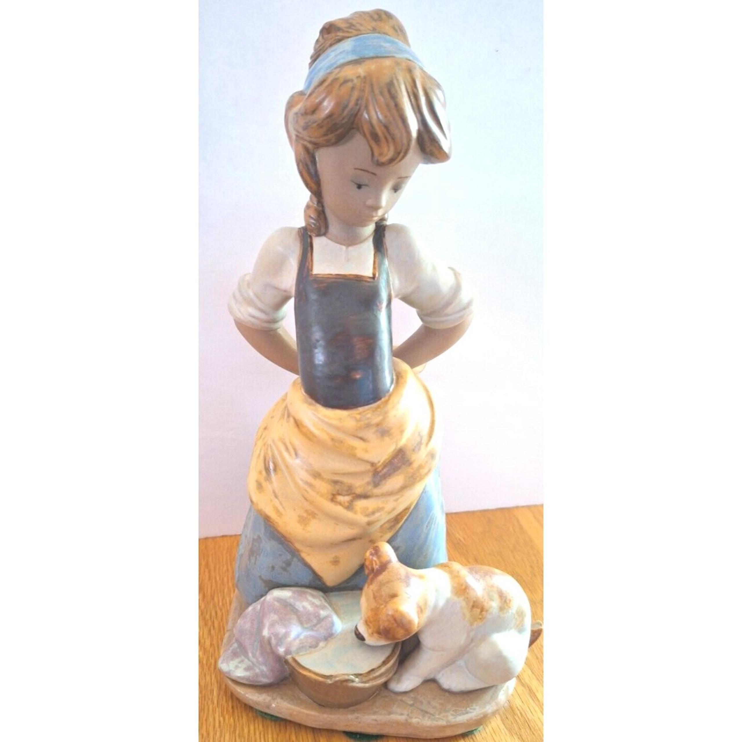 Lladro #2096 KITCHEN MAID WITH DOG Figurine Gres Finish Hand Made Spain Retired