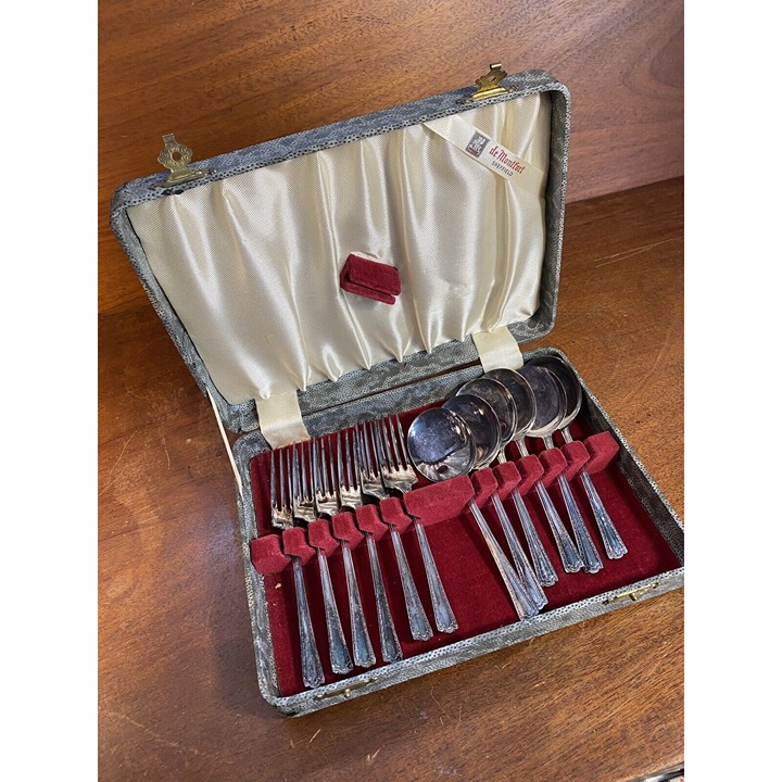 Vintage 1847 Rogers Bros Silverware Set With Forks & Spoons In Velvet Lined Case