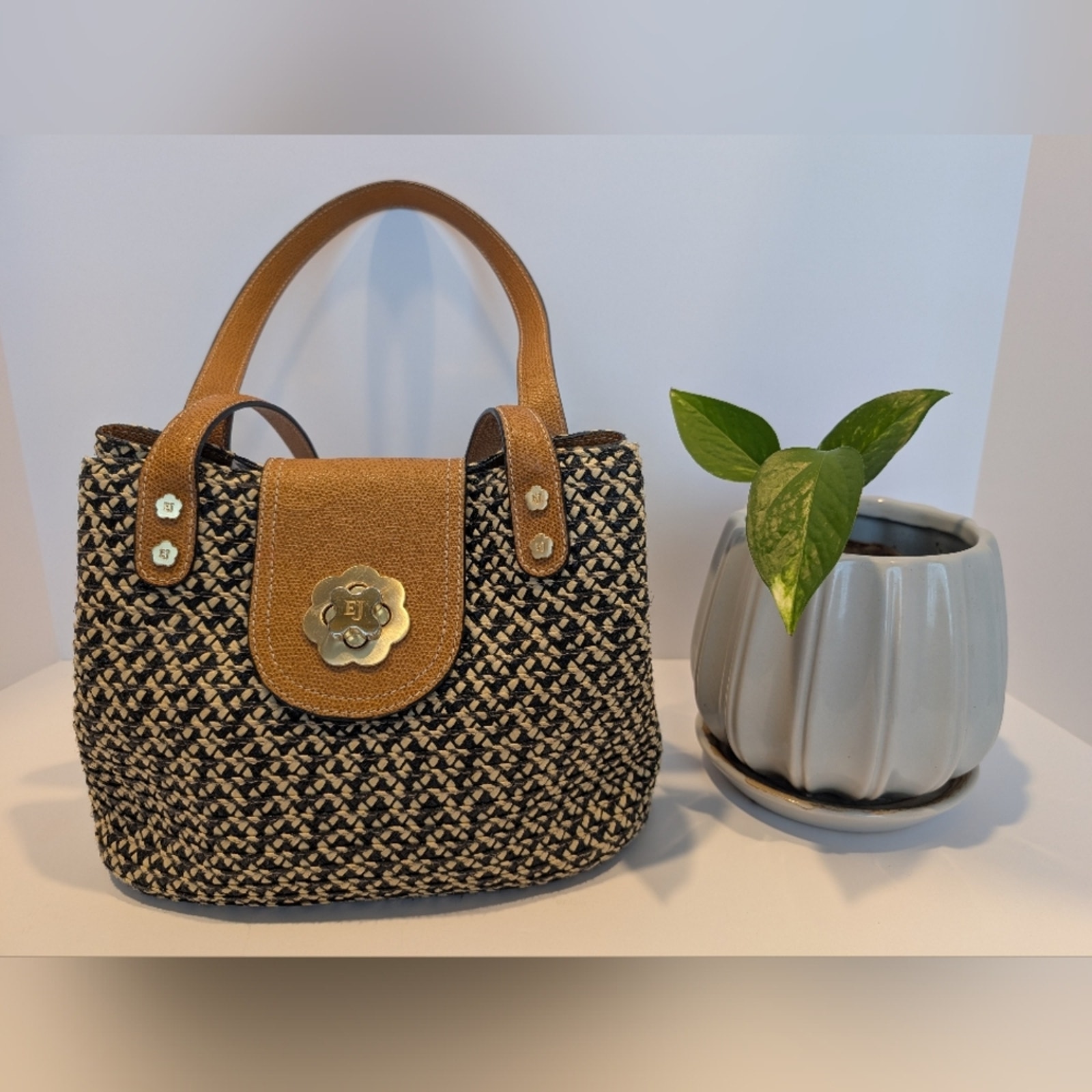 Eric Javits Straw Handbag With Turn Lock Clover Hardware - EUC