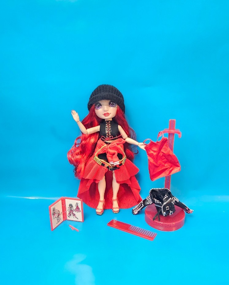 Rainbow High Fantastic Fashion Set Ruby Hunter, complete new no box