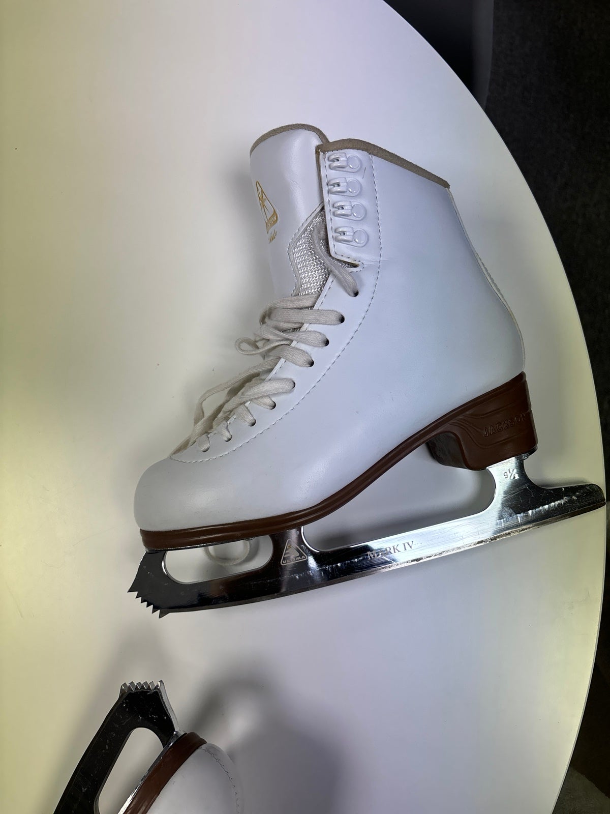 Jackson women’s artiste figure skates mark IV 9 1/3