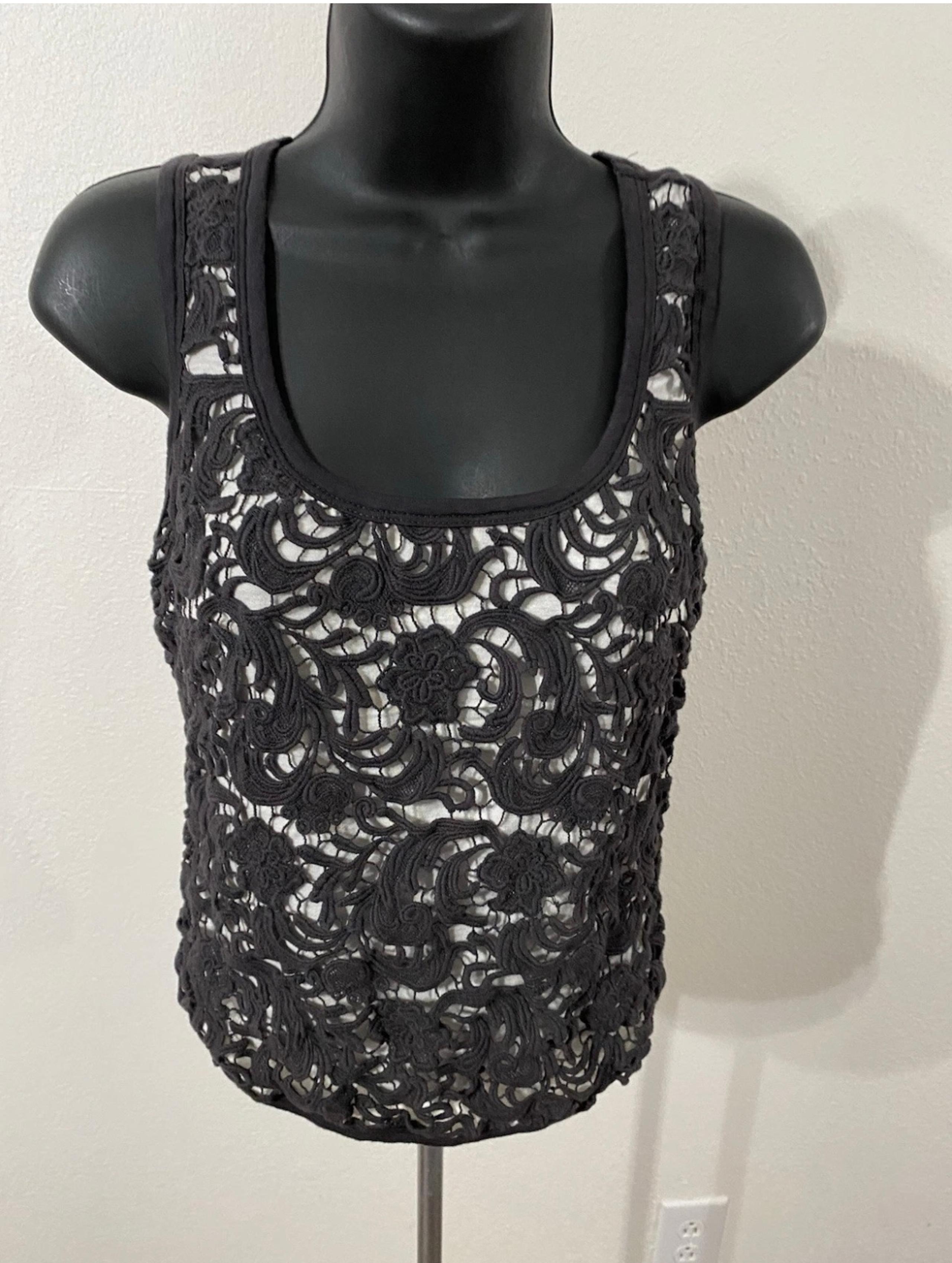 Karen Kane junior women’s size small sleeveless blouse, embroidered floral