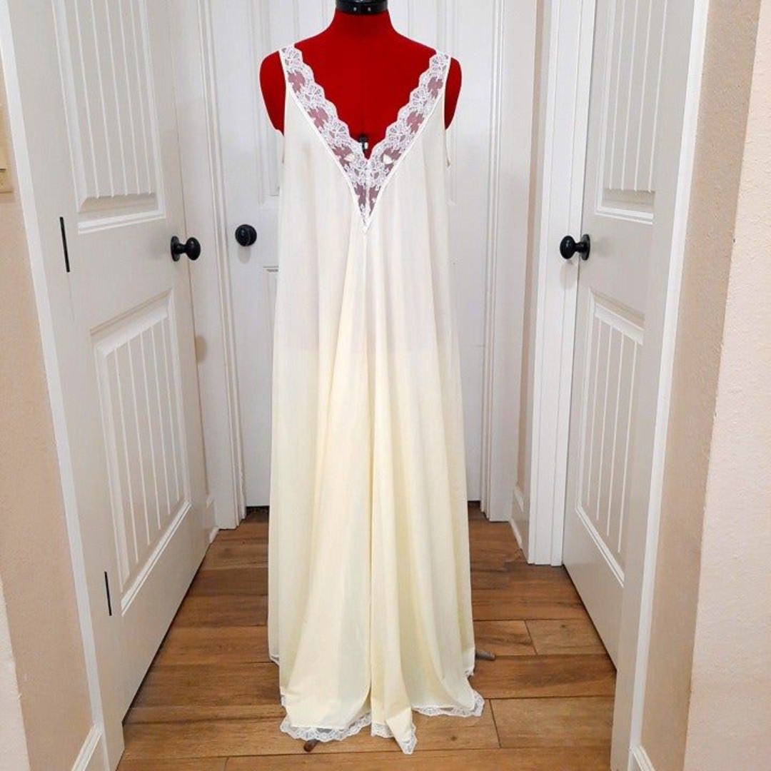 Vintage Lucie Ann Yellow Nightgown Negligee Chantilly Lace Small Nylon v-neck