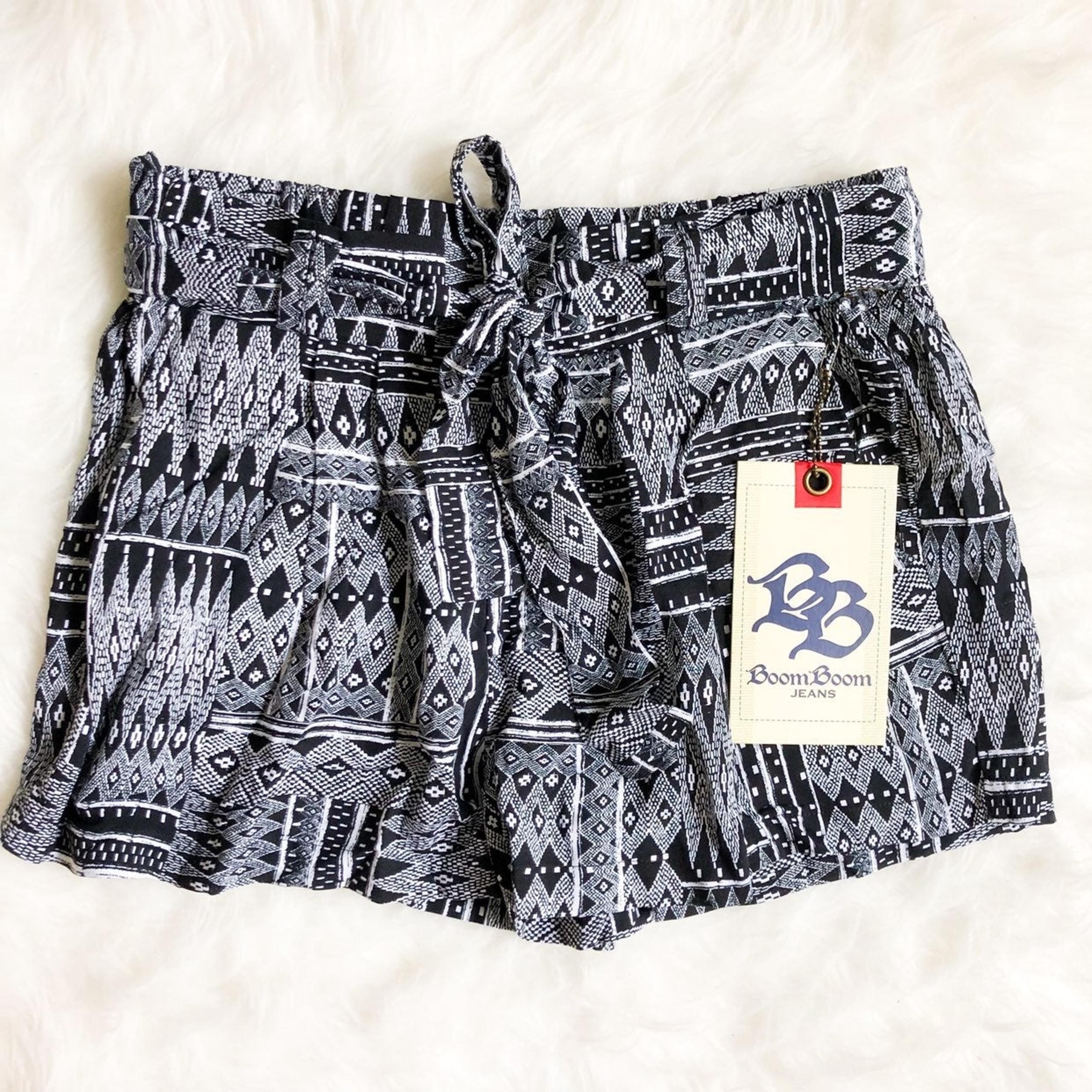 NWT Flowy Black and White Patterned Tie Waist Shorts