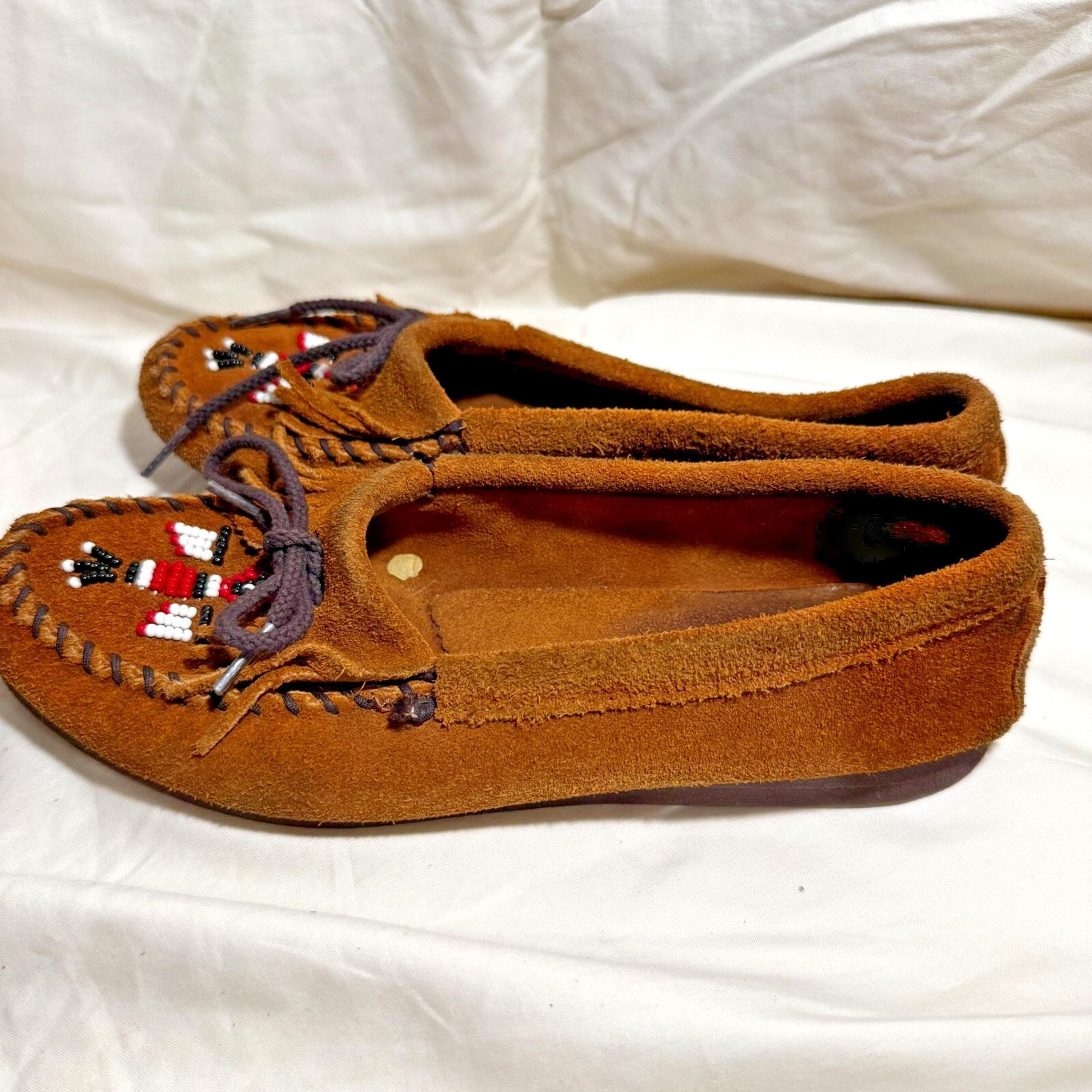 Minnetonka Moccasins Women Size 8 Slip On Shoes Brown Suede Leather Beaded Eagle