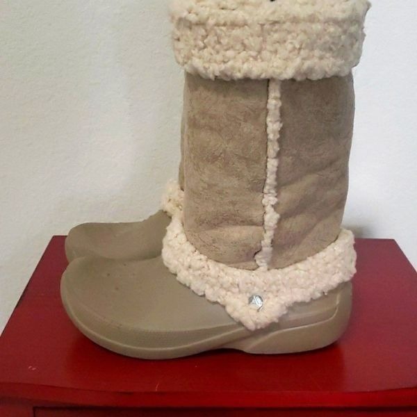 CROCS Womens Nadia Furry Winter Boots Sherpa Fleece Lined Tan Size 7