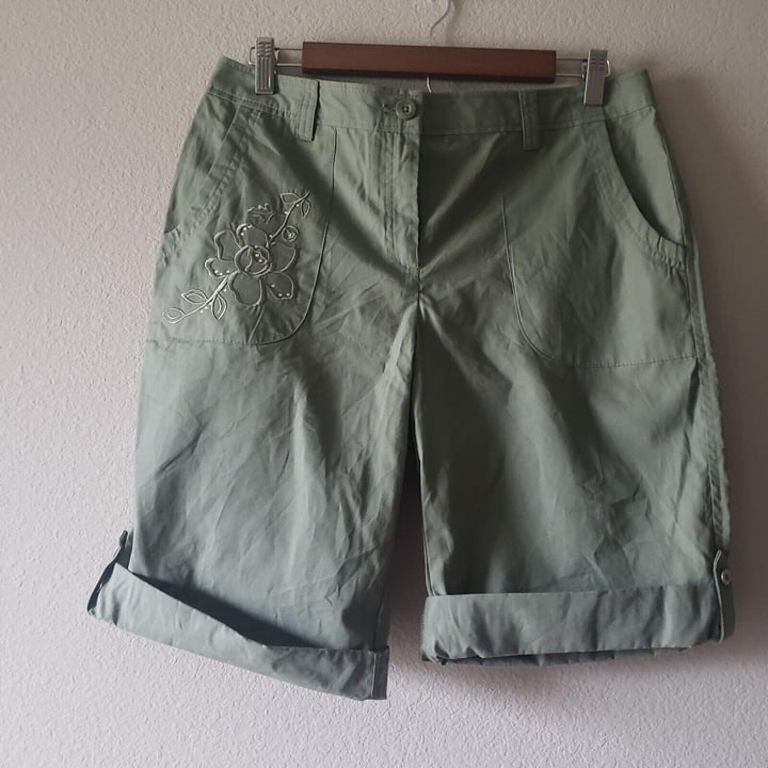 Womens IZOD Cotton Capri Size 8 Lightweight Floral Embroidered Embellished Green